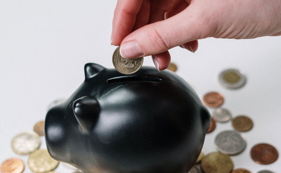 Pessoa economizando dinheiro para aumentar o score de crédito