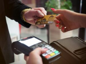 Fechamento de um pagamento com cartão de crédito sendo processado em um terminal POS.